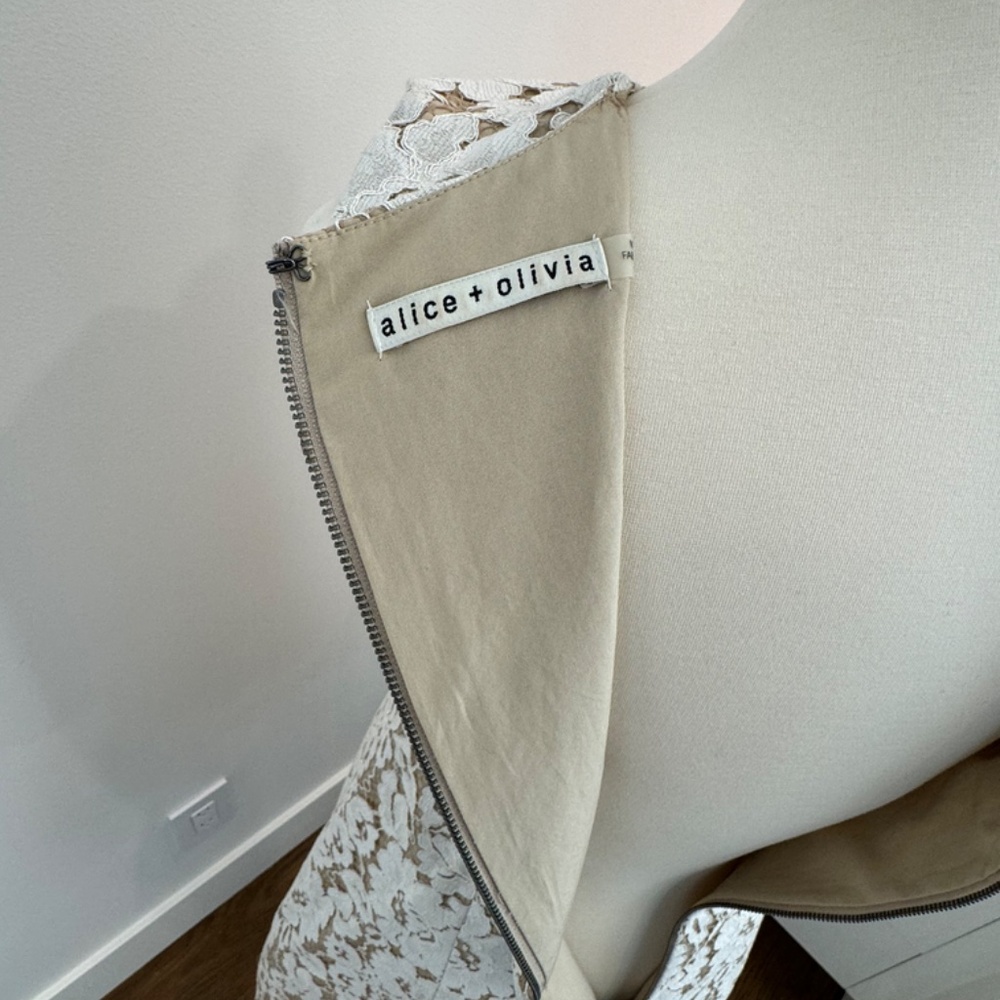 Alice + Olivia Lace Mini Dress - Size 6 - Picture 6 of 8